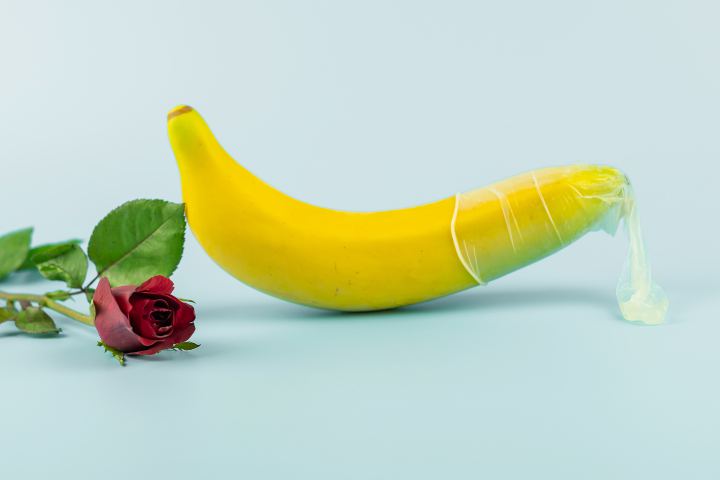 Banaan met condoom en roos erlangs